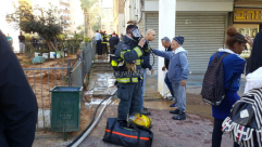  صور: اصابة رضيعة ورجل اطفاء اثر احتراق شقة سكنية في مدينة اللد